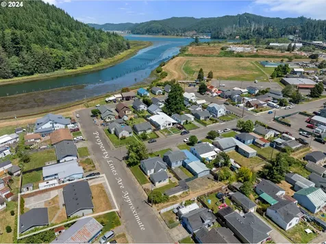 463 N 13th Street Reedsport OR 97467