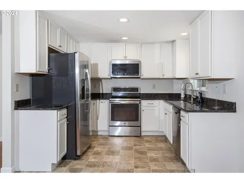 463 N 13th Street Reedsport OR 97467
