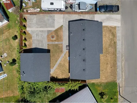 463 N 13th Street Reedsport OR 97467