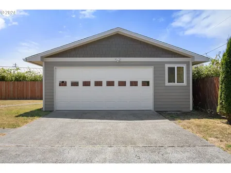 463 N 13th Street Reedsport OR 97467