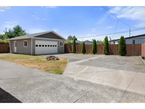 463 N 13th Street Reedsport OR 97467