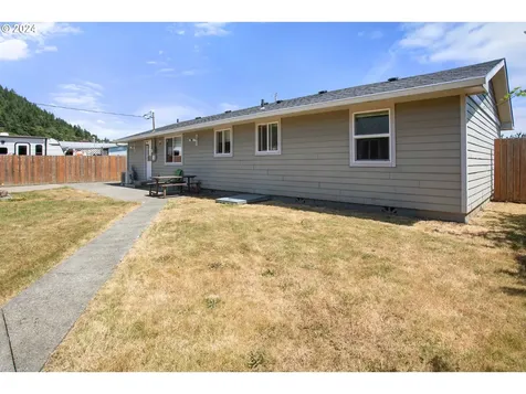 463 N 13th Street Reedsport OR 97467