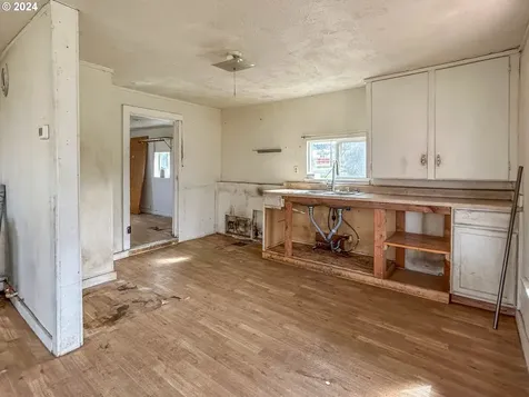 121 E Second Avenue Sutherlin OR 97479