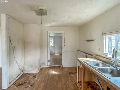 121 E Second Avenue Sutherlin OR 97479