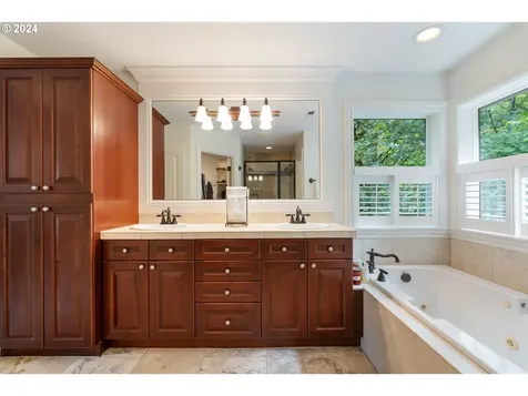 9521 NW Randall Lane Portland OR 97229