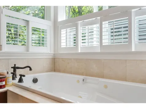 9521 NW Randall Lane Portland OR 97229