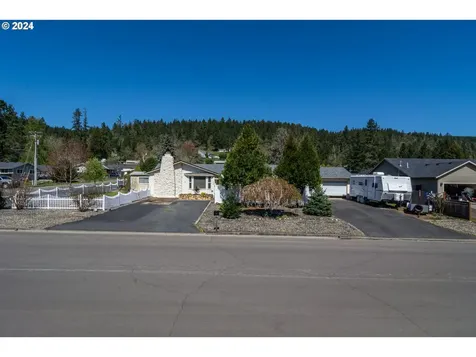 1525 E Fourth Avenue Sutherlin OR 97479