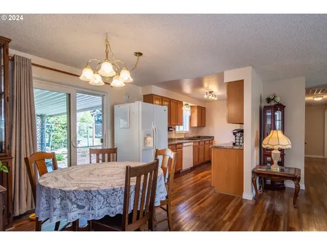 1525 E Fourth Avenue Sutherlin OR 97479