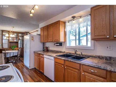 1525 E Fourth Avenue Sutherlin OR 97479