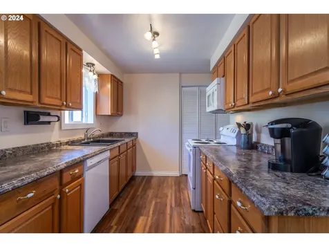 1525 E Fourth Avenue Sutherlin OR 97479