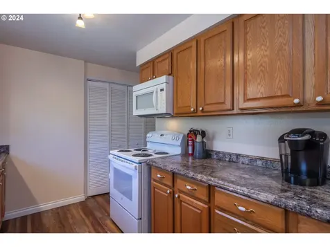 1525 E Fourth Avenue Sutherlin OR 97479