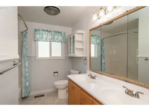 1525 E Fourth Avenue Sutherlin OR 97479