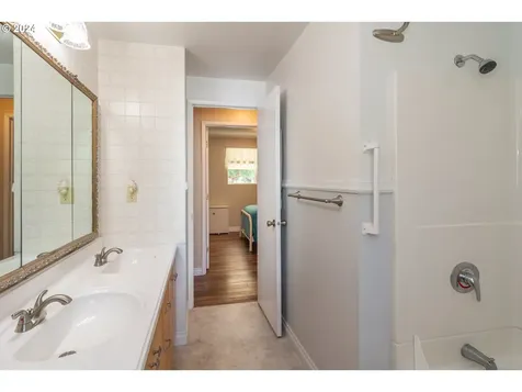 1525 E Fourth Avenue Sutherlin OR 97479