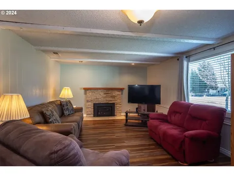 1525 E Fourth Avenue Sutherlin OR 97479