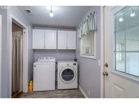 1525 E Fourth Avenue Sutherlin OR 97479