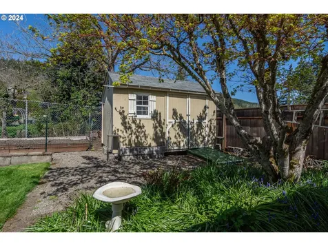1525 E Fourth Avenue Sutherlin OR 97479