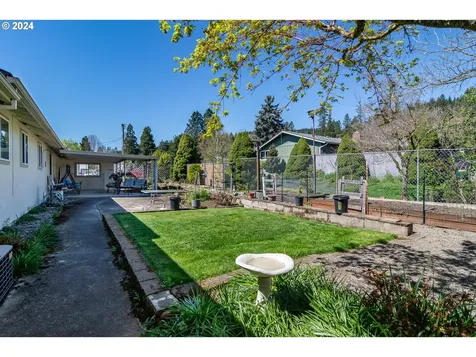 1525 E Fourth Avenue Sutherlin OR 97479