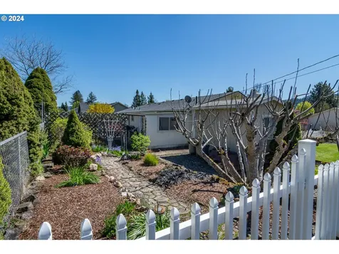 1525 E Fourth Avenue Sutherlin OR 97479
