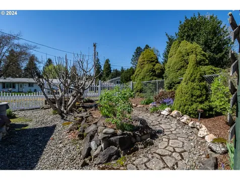 1525 E Fourth Avenue Sutherlin OR 97479