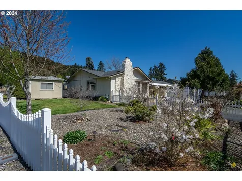 1525 E Fourth Avenue Sutherlin OR 97479