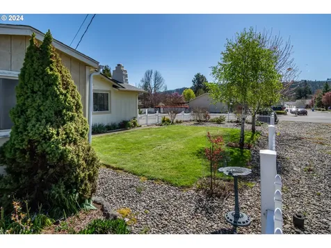 1525 E Fourth Avenue Sutherlin OR 97479