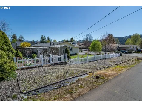 1525 E Fourth Avenue Sutherlin OR 97479