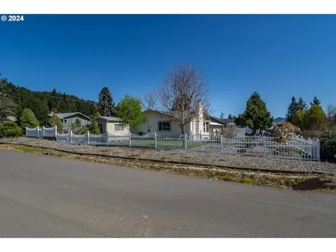 1525 E Fourth Avenue Sutherlin OR 97479