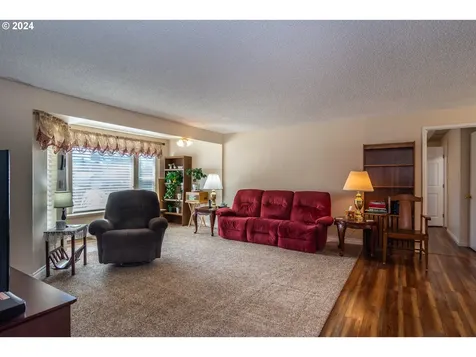 1525 E Fourth Avenue Sutherlin OR 97479