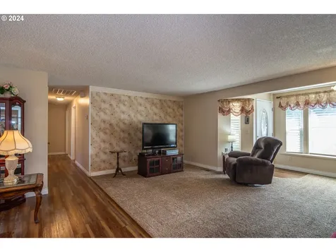 1525 E Fourth Avenue Sutherlin OR 97479