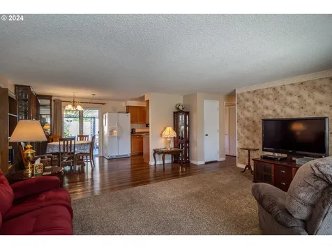 1525 E Fourth Avenue Sutherlin OR 97479