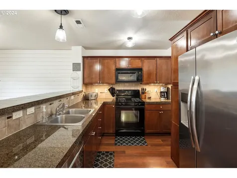 860 Nw 1st Avenue Canby OR 97013