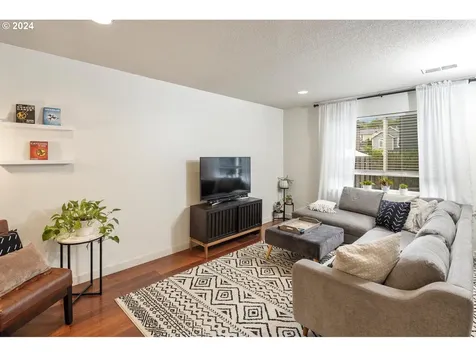 860 Nw 1st Avenue Canby OR 97013