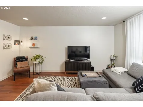 860 Nw 1st Avenue Canby OR 97013