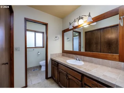 696 Ne 26th Street Gresham OR 97030