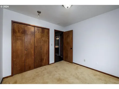 696 Ne 26th Street Gresham OR 97030