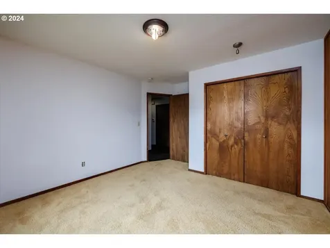 696 Ne 26th Street Gresham OR 97030