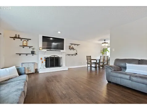 6650 Buckingham Drive Gladstone OR 97027
