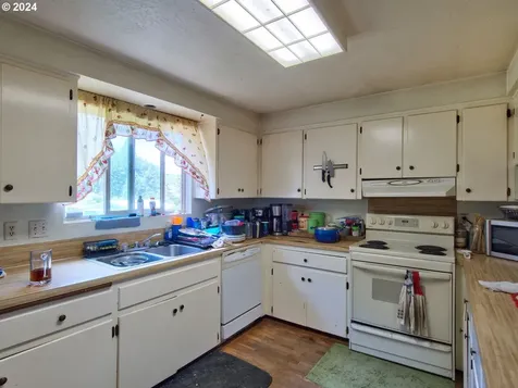 28250 Andy Riggs Road Grand Ronde OR 97347
