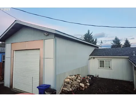 51 NW Snow Avenue Winston OR 97496