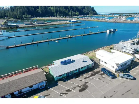 142 Bay Front Loop Winchester Bay OR 97467