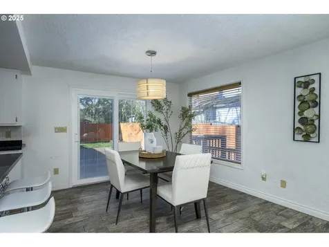 1017 NW Oakwood Circle Mcminnville OR 97128