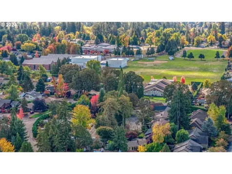 1017 NW Oakwood Circle Mcminnville OR 97128