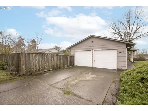 925 NE Country Club Avenue Gresham OR 97030