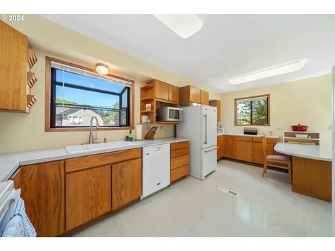 1594 6th Street Astoria OR 97103