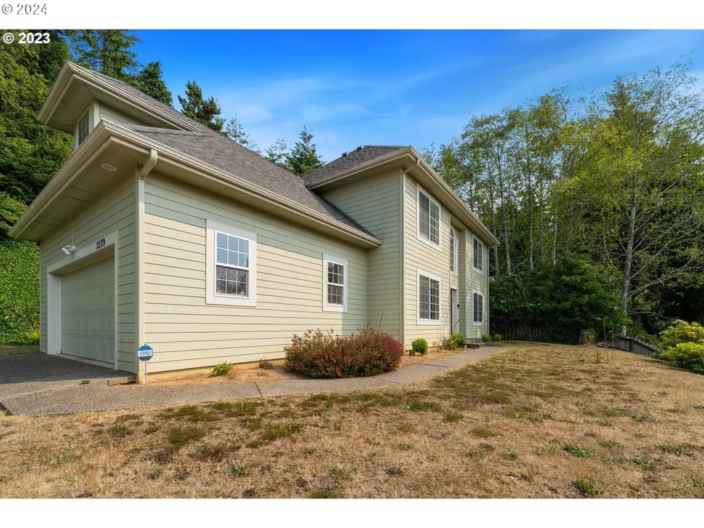 2279 Hamilton Street North Bend OR 97459