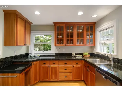 3704 Ne Couch Street Portland OR 97232