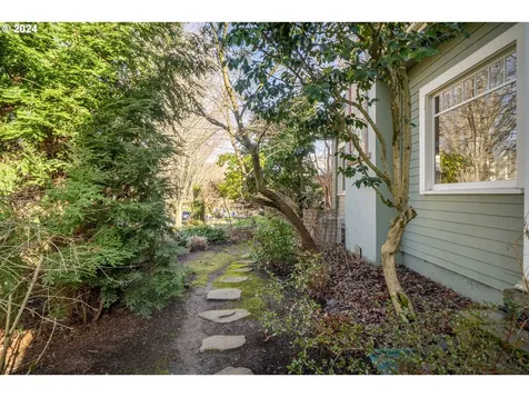 3704 Ne Couch Street Portland OR 97232