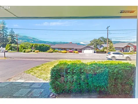 1827 Sherman Avenue Hood River OR 97031