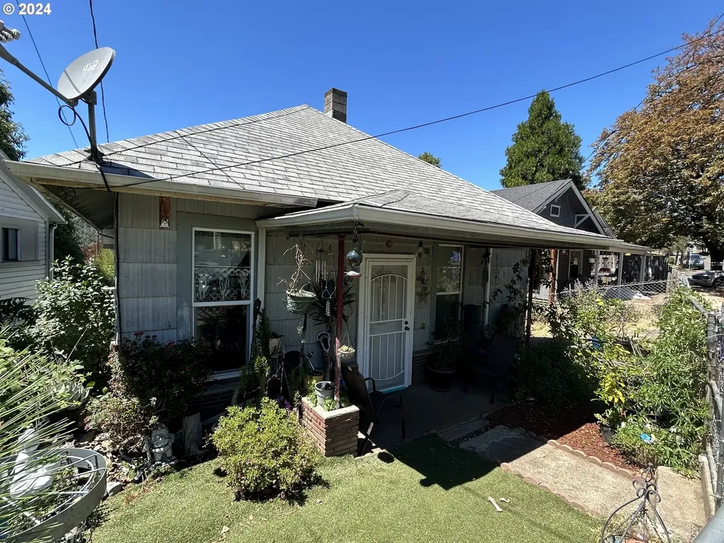 1524 SE Main Street Roseburg OR 97470