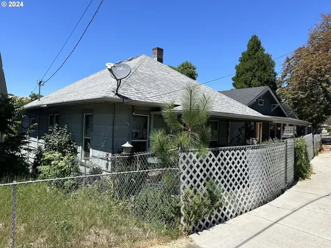 1524 SE Main Street Roseburg OR 97470